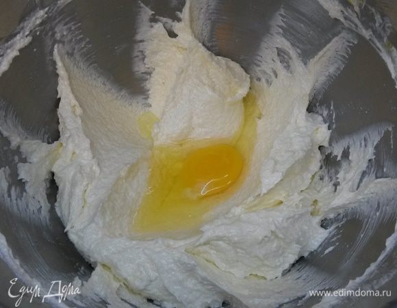 Взбиваем сливочное масло комнатной температуры с сахаром до побеления и увеличения массы, примерно 5 минут. Добавляем по одному яйца, каждый раз взбивая до однородности. В конце добавляем ванильный экстракт.