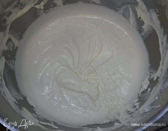 Молоко подогреваем до теплого состояния. Насадкой весло (или лопаточкой вручную) на небольшой скорости начинаем перемешивать наше тесто, поочередно добавляя то молоко, то мучную смесь. Тесто должно получится однородным.