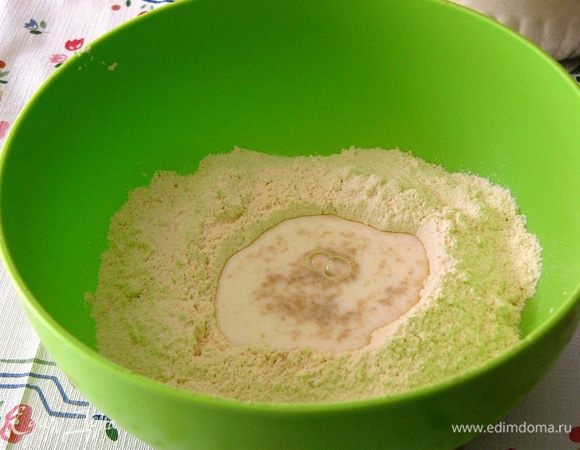 Начнем с приготовления пиде. Для этого просеим в миску муку. Затем сделаем в муке посередине углубление, в него наливаем теплое молоко, добавляем дрожжи.