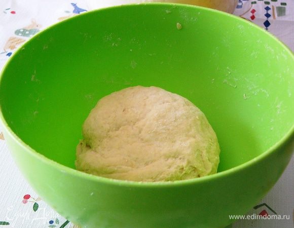 От центра замешиваем тесто, доливая по необходимости теплой воды. Вливаем оливковое масло. Не забудьте посолить тесто, иначе лепешки выйдут пресными. 