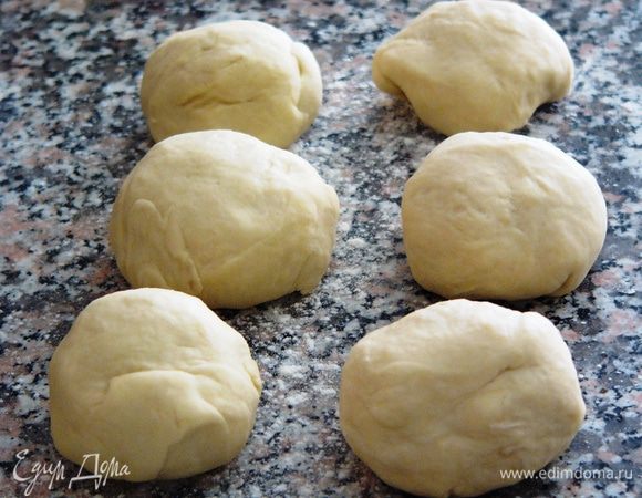 Рабочую поверхности присыпаем мукой. Разделяем тесто на 6 частей.