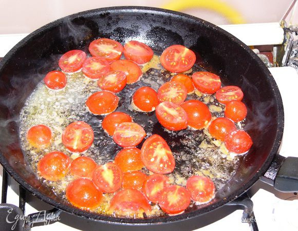 Вымытые помидоры и перец нарезаем не очень мелко. Отдельно слегка обжариваем их на растительно масле. Помидоры надо посолить. 