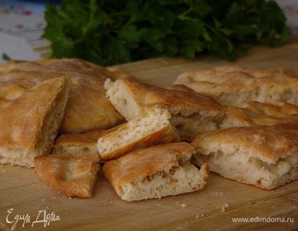 Возвращаемся к лепешкам. Нарезаем их на порционные кусочки. 