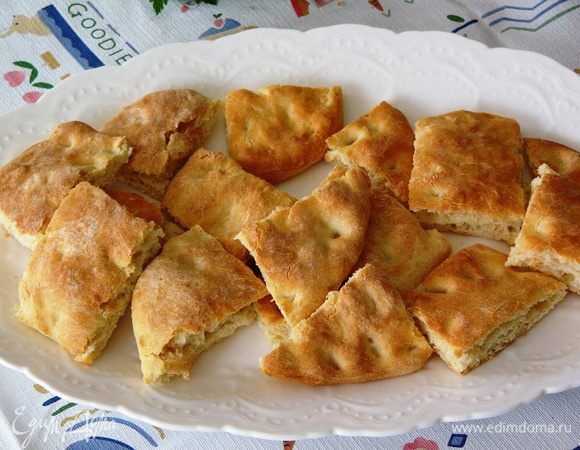 И, наконец, приступаем к сервировке блюда! Лепешки произвольно выкладываем на дно сервировочного блюда. 