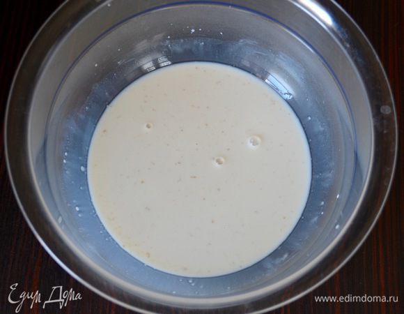 В теплом молоке развести быстрорастворимые дрожжи.