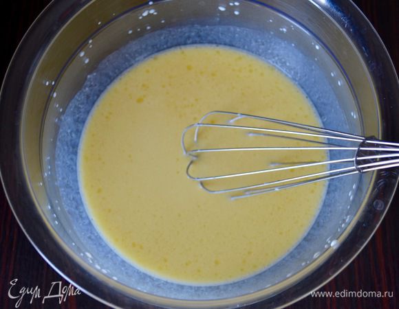 Добавить яйцо, растопленное сливочное масло,сметану, сахар и соль. Хорошо всё перемешать.