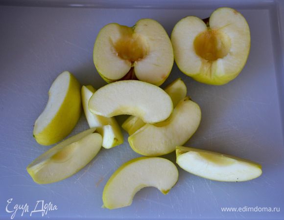 Незадолго до готовности теста подготовить яблоки (не очень крупные, но вкусные и сочные!); помыть, удалить сердцевину, разрезать пополам, а затем еще на 4 дольки (кожуру не снимать).