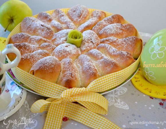 Готовый пирог остудить, переложить на блюдо и слегка присыпать сахарной пудрой (по желанию).
Приятного чаепития! 