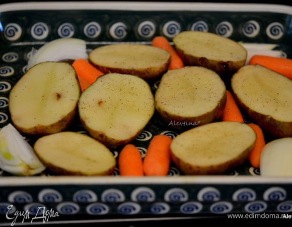 Смазать блюдо для запекания маслом, картофель нарезать половинками, можно предварительно отварить до полуготовности. Выложить в блюдо для запекания. Лук очистить и крупно нарезать дольками. Крупную морковь нарезать крупно. Посолить и поперчить по желанию. Можно делать без овощей, одна птица.