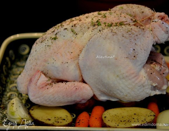 Духовку разогреть до 200°C. Я намеренно не ставила как по рецепту до 230°C, чтоб был равномерный "загар" на кожице.
Курицу вымыть, промокнуть внутри и снаружи. Посолить внутри, поперчить, затем ножки закрепить специальным кулинарным шпагатом. Так они не подгорят, крылышки нижняя часть срезать. Посолить и поперчить сверху, можно положить в полость веточки тимьяна. Посыпать сверху листьями тимьяна. Положить поверх овощей. 