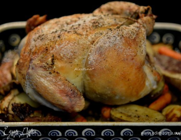 Поставить в духовку на 1-1,5 часа. Если курица больше весом и температура ниже, как у меня 200°C, то по времени она готовится дольше. Но при этом не горит и корочка у нее получается хрустящая. При температуре 230°C курица готовится около 1 часа. 