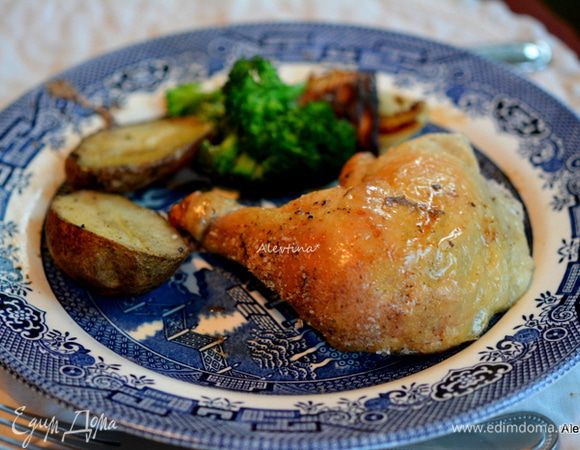 Готовую курицу достать из духовки, дать постоять и разрезать на части. Подаем к столу с гарниром овощным.