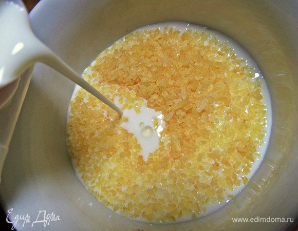 Желатин замочить в молоке заранее.