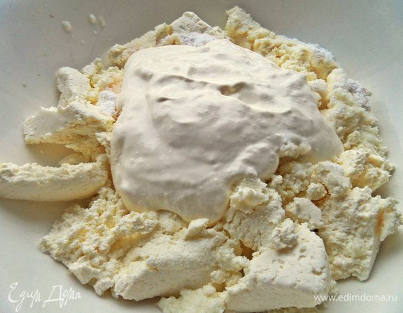 Размешать со сметаной.