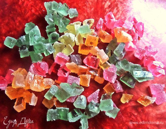 Нарезать мармелад мелкими кубиками.