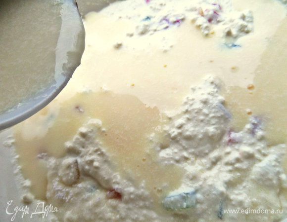 Желатин растворить на водяной бане, немного остудить и влить в творожную массу.