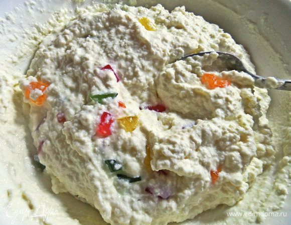 Перемешать и дать постоять в холодильнике пока в миске, чтобы немного схватилась масса, потом снова перемешать. Это нужно для того, чтобы мармелад не осел на дно, а равномерно распределился.