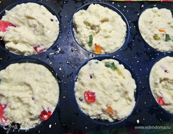 И распределить творожную массу до краёв.