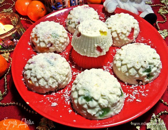 Осторожно вынимаем порции из формы. Одна у меня застывала в отдельной корзиночке.