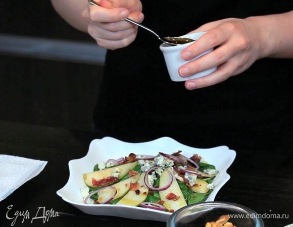 Смешать ингредиенты для заправки и полить салат.