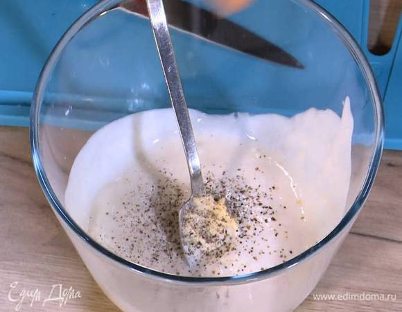 В глубокой посуде соединить кефир, 1 ст. ложку майонеза, по щепотке соли и перца, выложить печень, все перемешать и дать постоять.