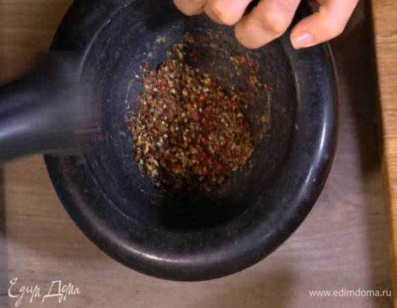 Приготовить пряную смесь: кусочки кайенского перца, розовый, белый и черный перец горошком измельчить в ступке, а затем перемешать с молотым кайенским перцем, мукой и солью.