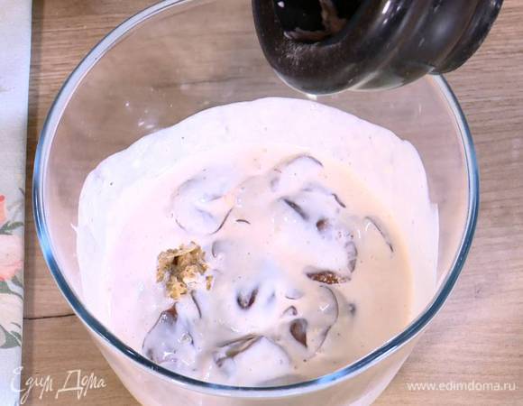 Чеснок почистить, растереть в ступке со щепоткой соли, добавить к печени и все перемешать.