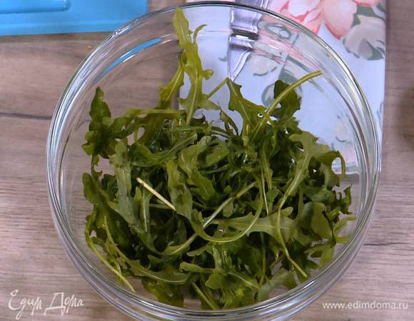 Руколу полить соком лайма, оливковым маслом Extra Virgin, посолить, поперчить и перемешать.