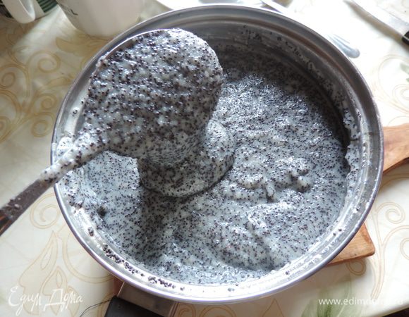 Сразу же добавить сметану и миндальное масло. 

В оригинальном рецепте рекомендовалось добавить горькое миндально масло. Я добавила три капли ароматизатора "горький миндаль". Будьте осторожны, он имеет ярко выраженный запах и может перебить остальные.

Получаем довольно густую массу, похожую на манную кашу. Даем ей остыть до теплого состояния.