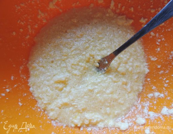 Примемся за тесто. Масло с яйцом, сахаром и солью растереть. 