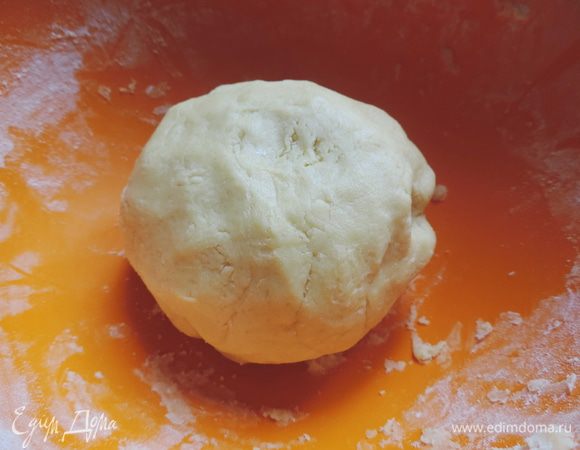 Добавить к масляной массе смешанные муку и разрыхлитель. Замесить тесто.