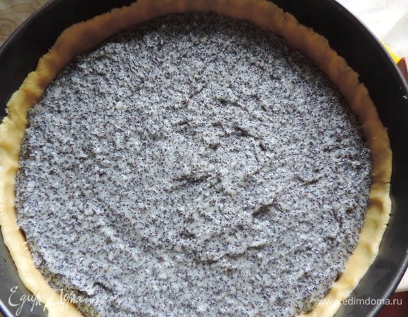 Распределяем по поверхности маковую начинку.
Ставим в разогретую до 180°C духовку на 20 минут.