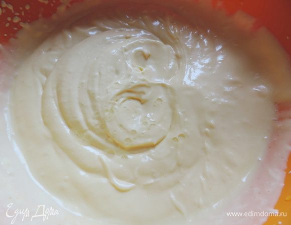 Тем временем готовим заливку.
Яйца разделить на желтки и белки. 
Желтки взбить с сахаром, сметаной и ванилином до однородной массы.