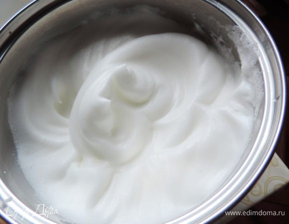 Белки взбить в крепкую пену.