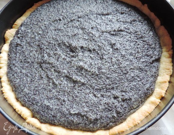 Достаем пирог из духовки, убавляем температуру до 160°C.