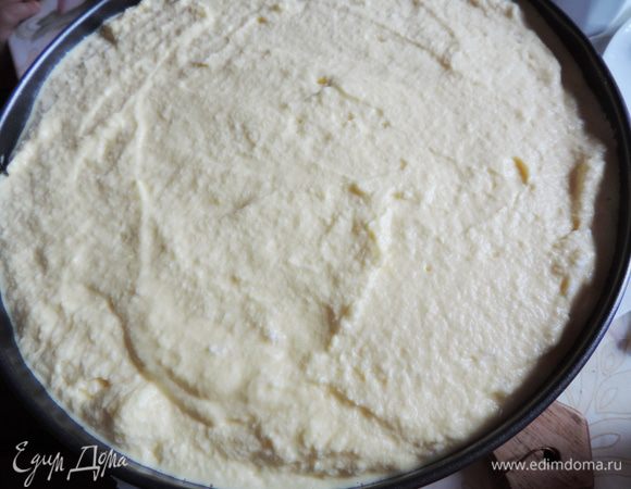 Распределяем заливку по пирогу и снова отправляем пирог в духовку еще на 30-40 минут. Заливка должна "схватиться", но не дайте ей подгореть.
Пирог остудить в форме и лишь потом аккуратно снять бортики и переложить его на блюдо.