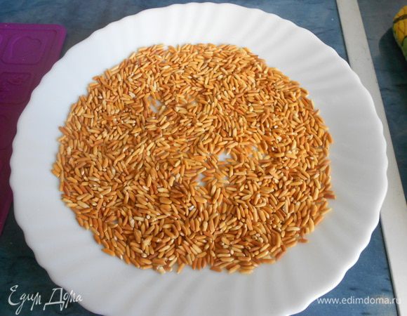 Три столовых ложки риса положить в сковороду. Жарить рис на сухой, горячей сковороде до карамельного цвета. Рис во время жарки перемешивать для равномерной прожарки.