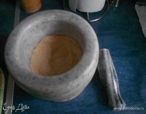 Жареный рис должен остыть. Рис измельчить блендером. Затем толочь ступкой, пока не получится мука.