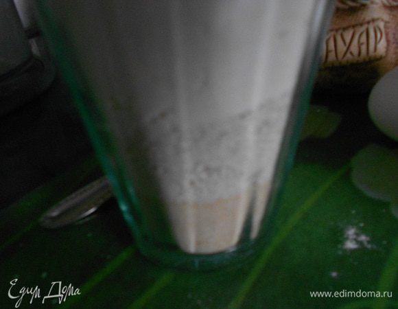 Отмеряем в стакан равномерно овсяную, рисовую, пшеничную муку, чтобы получился целый стакан. 