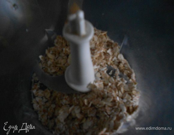 Чтобы получить овсяную муку, овсяные хлопья, две столовых ложки, измельчила в блендере.