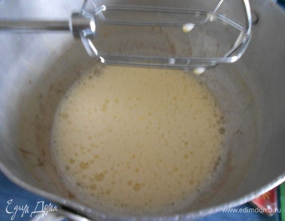 Куриные яйца взбить миксером с сахаром и солью. Смешать три вида муки. Добавить в яйца половина порции муки, стакан молока, размешать миксером. Затем добавить оставшуюся муку, молоко, столовую ложку растительного масла, размешать миксером.