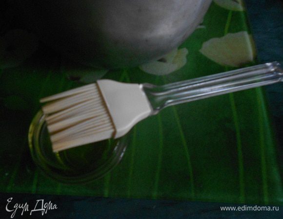 Масло для жарки блинов, налить в пиалу. Сковороду смазывать кисточкой.