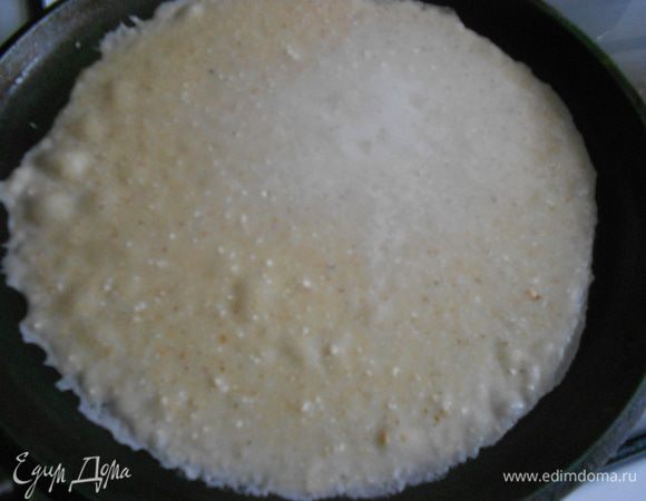 Тесто вначале размешать, и наливать в горячую, хорошо разогретую сковороду. Сковороду  смазать растительным маслом.