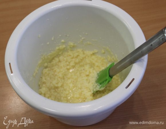 Мягкое сливочное масло взбить с сахаром, добавить соль, ванильный экстракт.