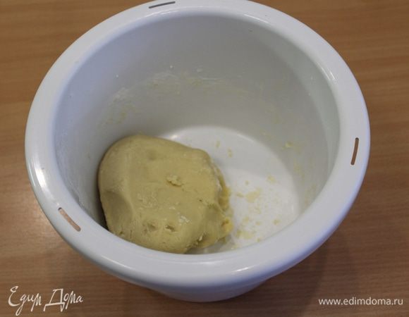 Собрать тесто в комок. Долго не месить. Тесто поставить на 15 минут в холодильник.