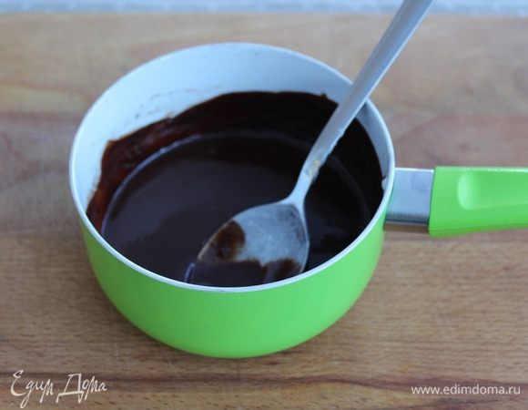 Приготовить ганаш. Шоколад растопить со сливками.