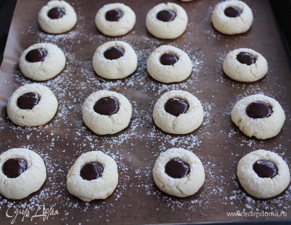 Печенье посыпать сахарной пудрой, наполнить ганашем.