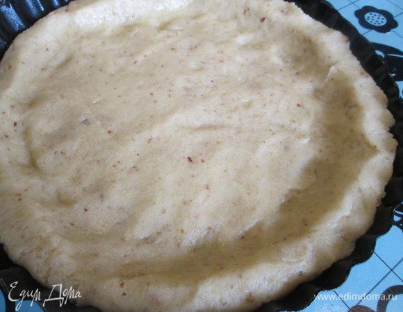 Охлажденное тесто делим на 2 неравные части. Большую часть раскатываем и распределяем по форме для выпечки и делаем бортики. 