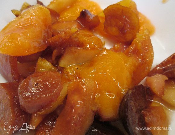 Сверху выкладываем джем. У меня вместо джема сегодня ромовые фрукты, которые я заготовила еще летом. Рецепт здесь: 
http://www.edimdoma.ru/retsepty/76223-fruktovyy-romovyy-gorshok-rumptof