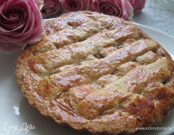 Из оставшегося теста нарезаем полоски или фигурки — укладываем их сверху на джем. Края полосок соединяем с бортиками. Выпекаем при 180°С 35-40 минут. Можно перед выпечкой верх смазать молоком или желтком.